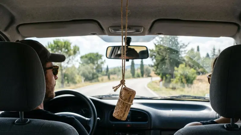 Tappo di sughero in auto contro il caldo: trucco geniale o clamorosa bufala?