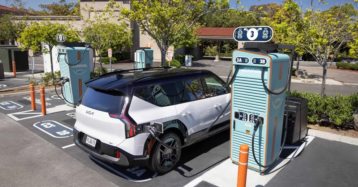 Le batterie costano il 35% in meno, ma le auto elettriche non diventano davvero pi&ugrave; economiche