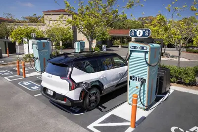 Le batterie costano il 35% in meno, ma le auto elettriche non diventano davvero pi&ugrave; economiche
