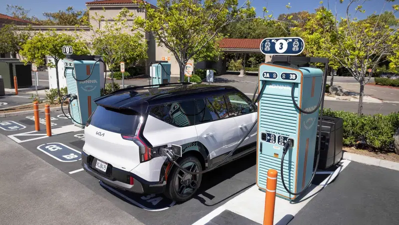 Le batterie costano il 35% in meno, ma le auto elettriche non diventano davvero pi&ugrave; economiche