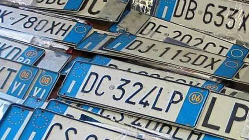 Targhe auto: ecco perch&eacute; alcune lettere dell'alfabeto sono state bandite in Italia (e nel mondo)
