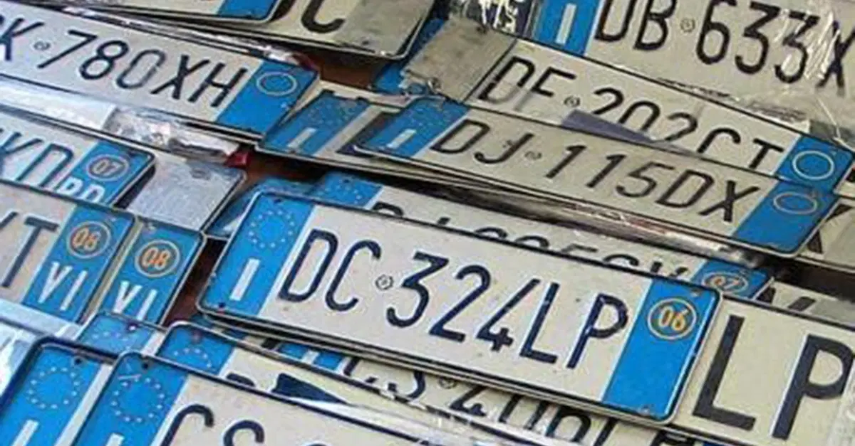 Targhe automobilistiche: ecco perch&eacute; alcune lettere dell'alfabeto sono state bandite in Italia (e nel mondo)