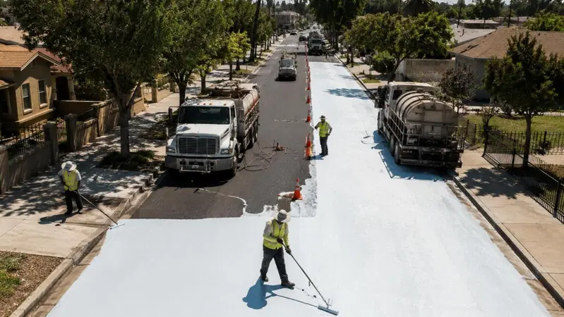 Los Angeles dipinge l'asfalto: la vernice che abbassa la temperatura delle strade