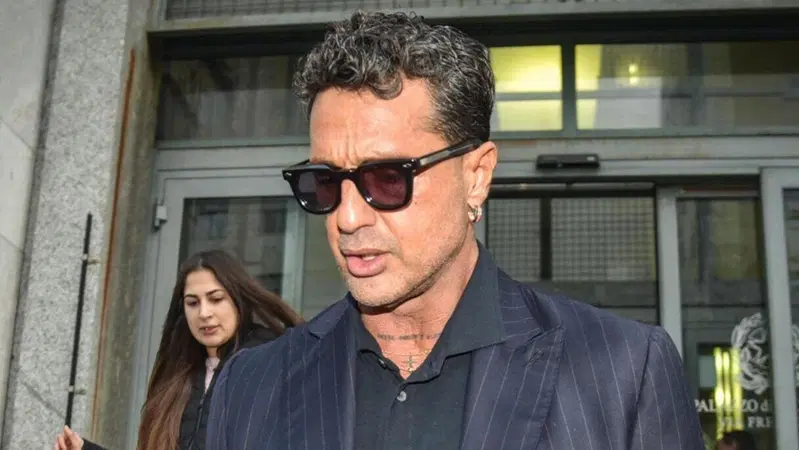 Jeep abbandonata in autostrada senza benzina: ecco la cifra che dovr&agrave; pagare Fabrizio Corona