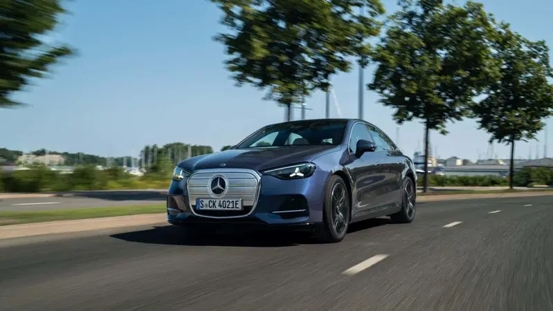 Mercedes Classe C 2026: l'elettrica che ricarica in un lampo e viaggia nel lusso [VIDEO]