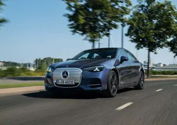 Mercedes Classe C 2026: l'elettrica che ricarica in un lampo e viaggia nel lusso [VIDEO]