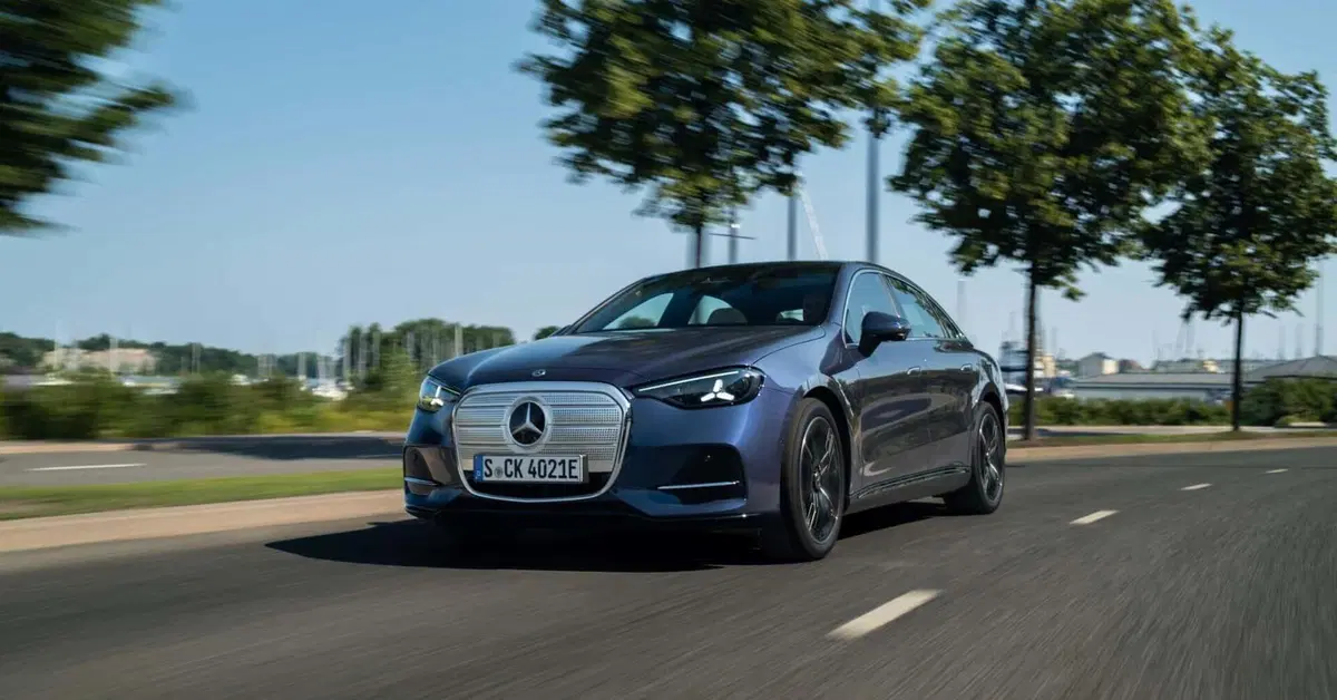 Mercedes Classe C 2026: l'elettrica che ricarica in un lampo e viaggia nel lusso [VIDEO]