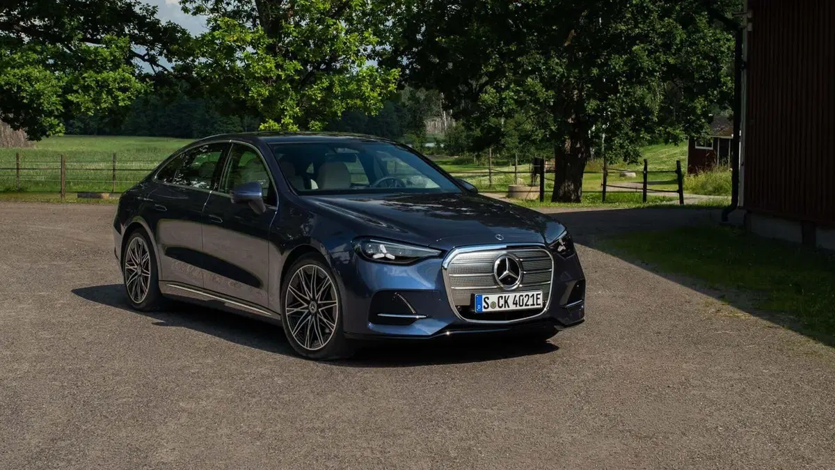 Mercedes Classe C 2026: l'elettrica che ricarica in un lampo e viaggia nel lusso [VIDEO]