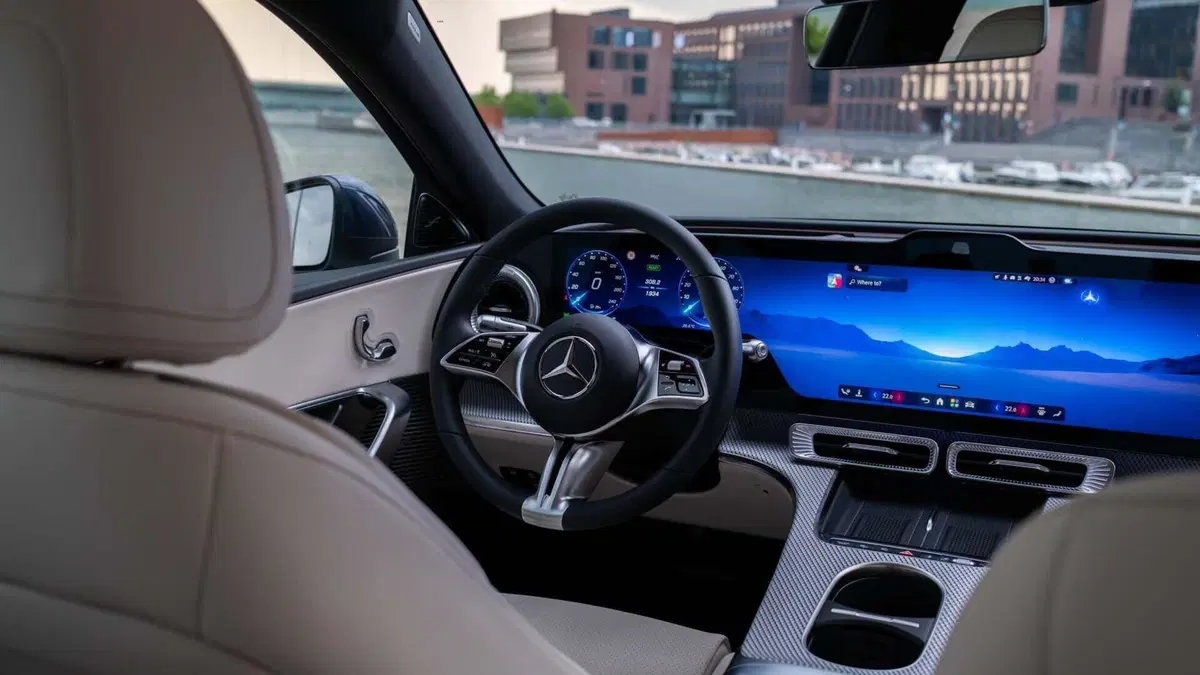 Mercedes Classe C 2026: l'elettrica che ricarica in un lampo e viaggia nel lusso [VIDEO] (2)