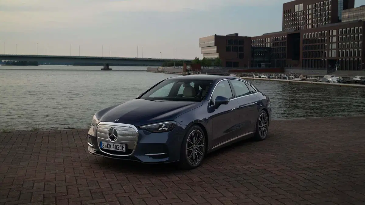 Mercedes Classe C 2026: l'elettrica che ricarica in un lampo e viaggia nel lusso [VIDEO] (3)
