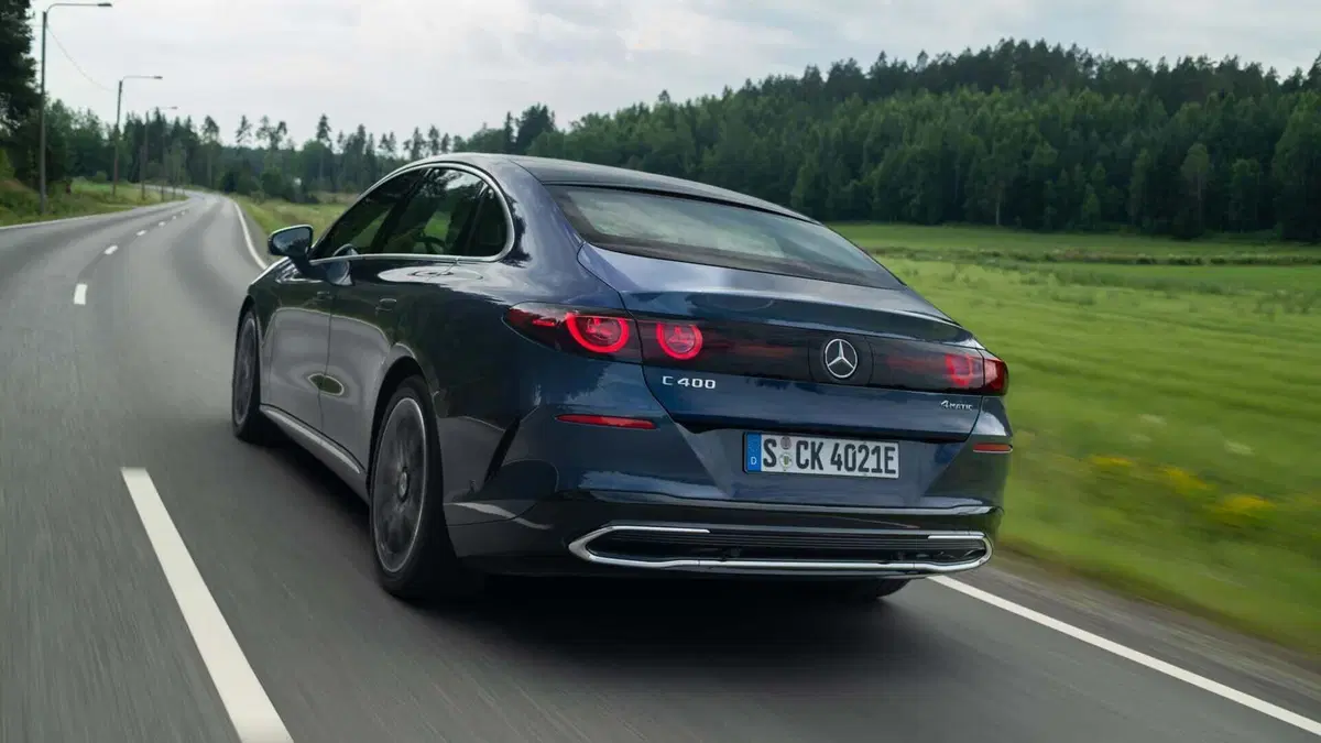 Mercedes Classe C 2026: l'elettrica che ricarica in un lampo e viaggia nel lusso [VIDEO] (5)