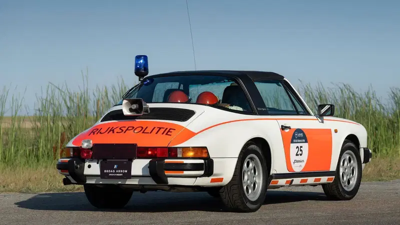 Porsche 911 Targa della polizia olandese all'asta: il prezzo supera i 110.000 euro