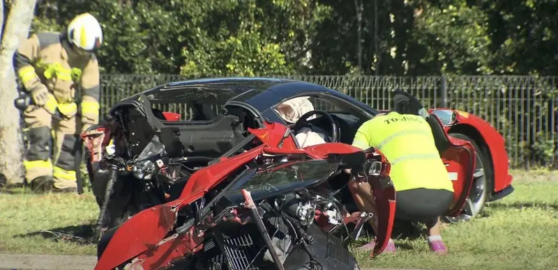 La Ferrari durante le operazioni di recupero