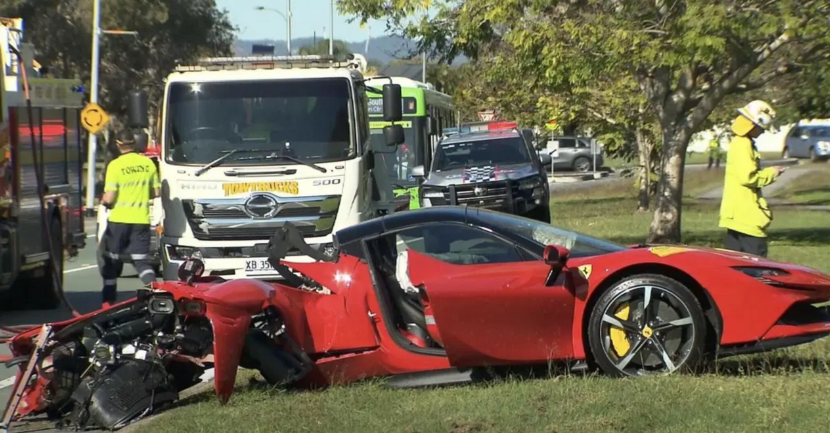 Ferrari SF90 Spider si spezza in due contro un albero: il pilota esce illeso