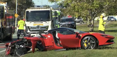 Ferrari SF90 Spider si spezza in due contro un albero: il pilota esce illeso