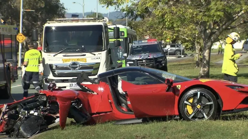 Ferrari SF90 Spider si spezza in due contro un albero: il pilota esce illeso