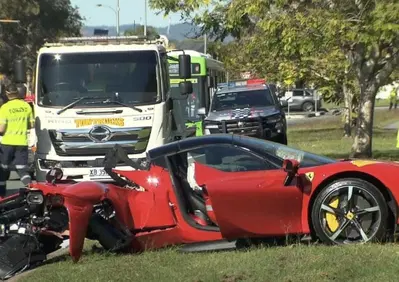 Ferrari SF90 Spider si spezza in due contro un albero: il pilota esce illeso