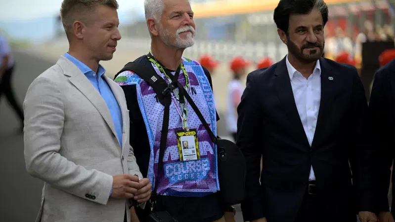 Dalla 24 Ore di Le Mans alla F1 in Ungheria: il Capo di Stato sveste l'abito ufficiale e va a bordo pista con la macchina fotografica