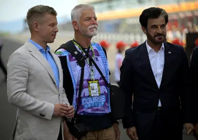 Dalla 24 Ore di Le Mans alla F1 in Ungheria: il Capo di Stato sveste l'abito ufficiale e va a bordo pista con la macchina fotografica