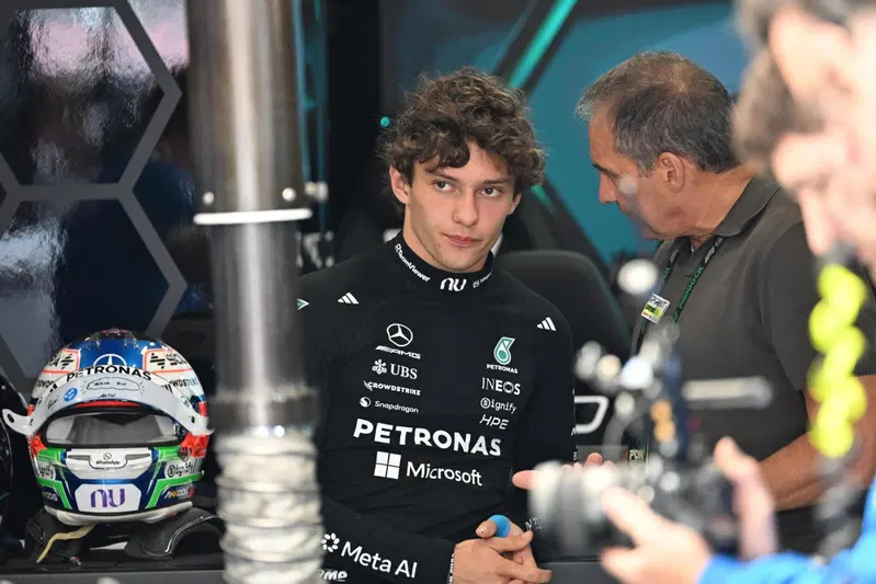 Kimi Antonelli e il padre Marco nel box