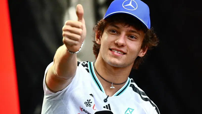 F1. "Pensa quanto &egrave; sveglia": Antonelli svela il 'business' di sua sorella Maggie con le sue cartoline firmate