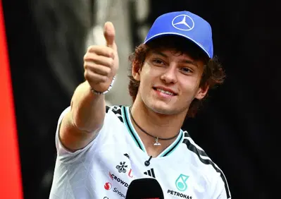 F1. Pensa quanto è sveglia: Antonelli svela il 'business' di sua sorella Maggie con le sue cartoline firmate