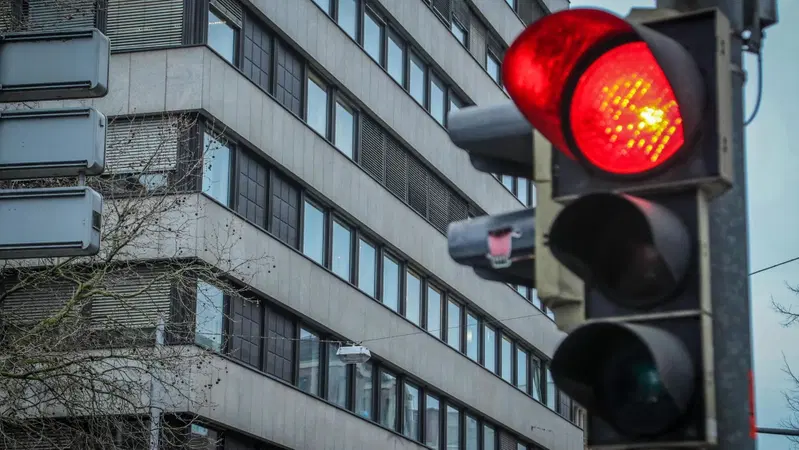 Passa con il semaforo rosso e prende una multa: poi il Garante Privacy sanziona il Comune