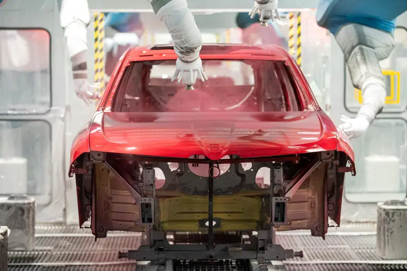 La BMW iX3 in fase di verniciatura