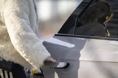 USA, nuove regole sulle portiere delle auto: la NHTSA interviene dopo gli incidenti Tesla