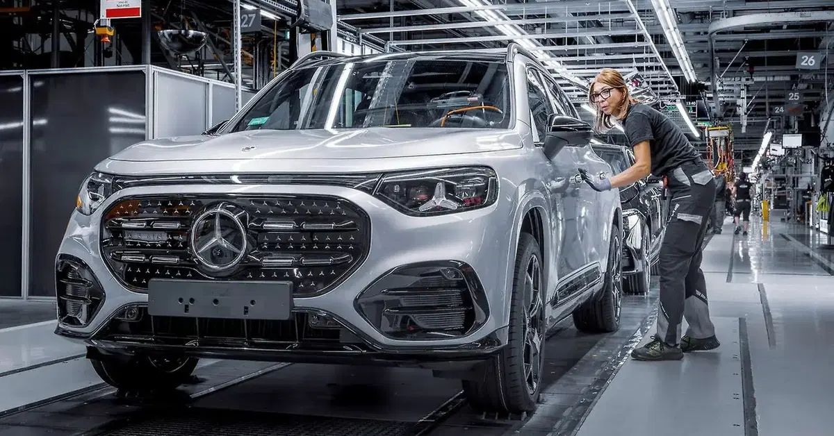 La Cina pesa su Mercedes: vendite -30% e stime 2026 riviste al ribasso