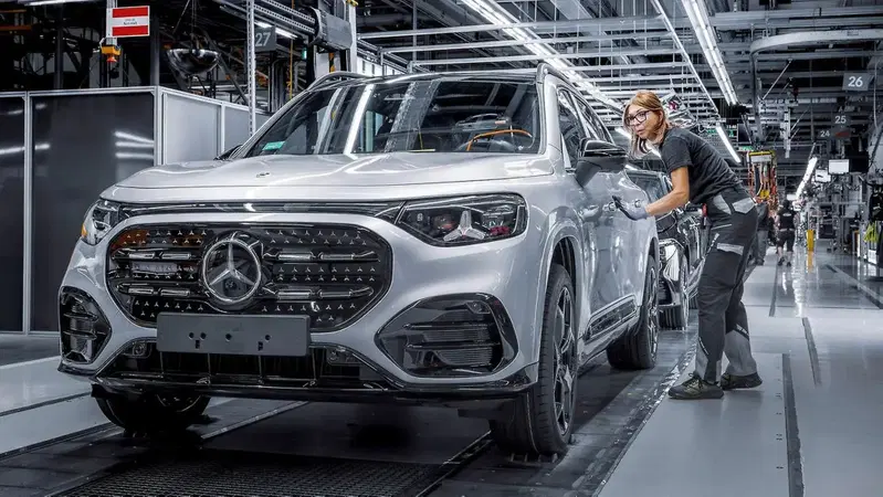 La Cina pesa su Mercedes: vendite -30% e stime 2026 riviste al ribasso