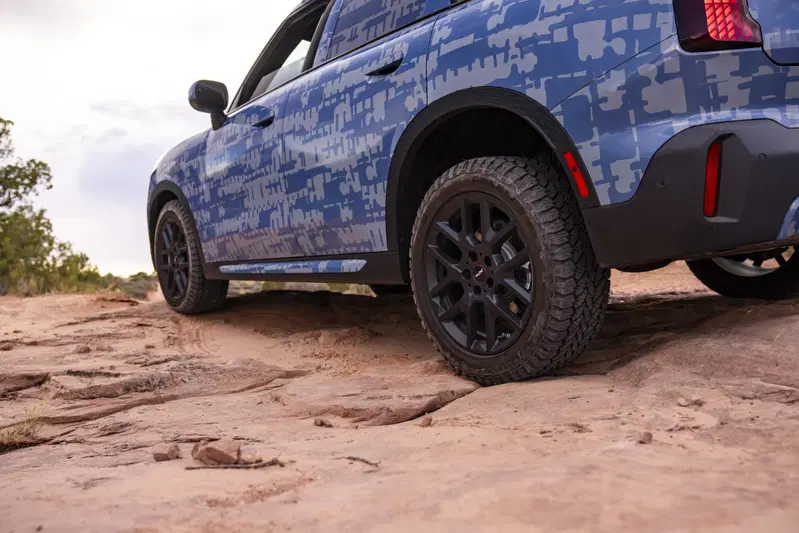 La Countryman del test monta gomme all-terrain