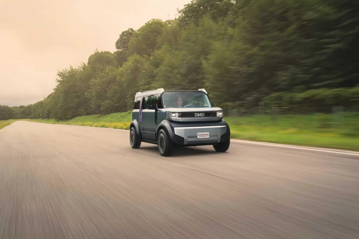 Dacia Hipster, la mini elettrica da 13.000 euro esce allo scoperto: 4 posti e si guida a 16 anni