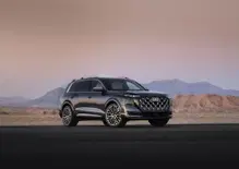 Audi Q9, il nuovo SUV ammiraglia debutta con 7 posti, lusso e tecnologia: è la più grande Audi di se
