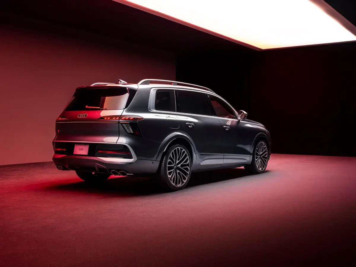 Audi Q9, il nuovo SUV ammiraglia debutta con 7 posti, lusso e tecnologia: è la più grande Audi di se