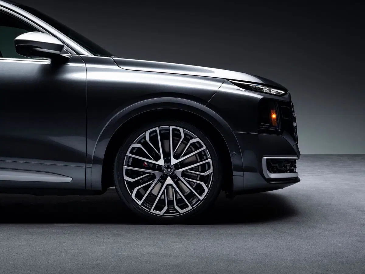 Audi Q9, il nuovo SUV ammiraglia debutta con 7 posti, lusso e tecnologia: è la più grande Audi di se (5)