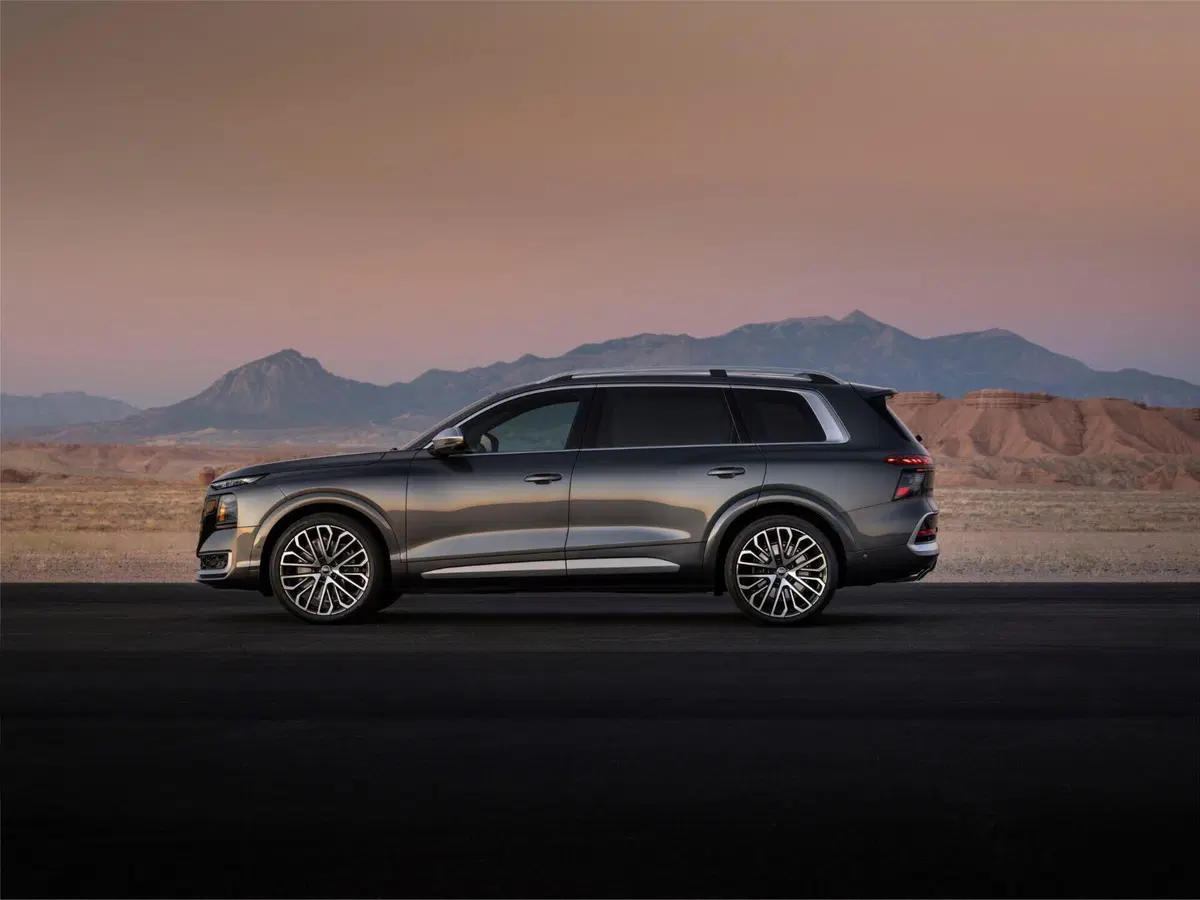 Audi Q9, il nuovo SUV ammiraglia debutta con 7 posti, lusso e tecnologia: è la più grande Audi di se (14)