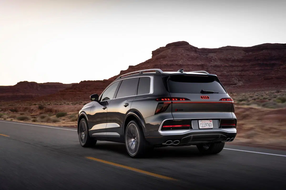 Audi Q9, il nuovo SUV ammiraglia debutta con 7 posti, lusso e tecnologia: è la più grande Audi di se (21)