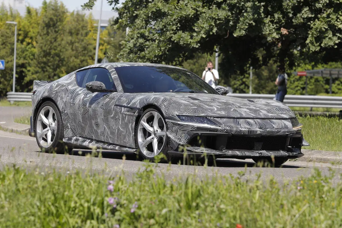 Ferrari 12Cilindri: dopo il finto manuale arriva una Versione Speciale? [Foto Spia] (2)