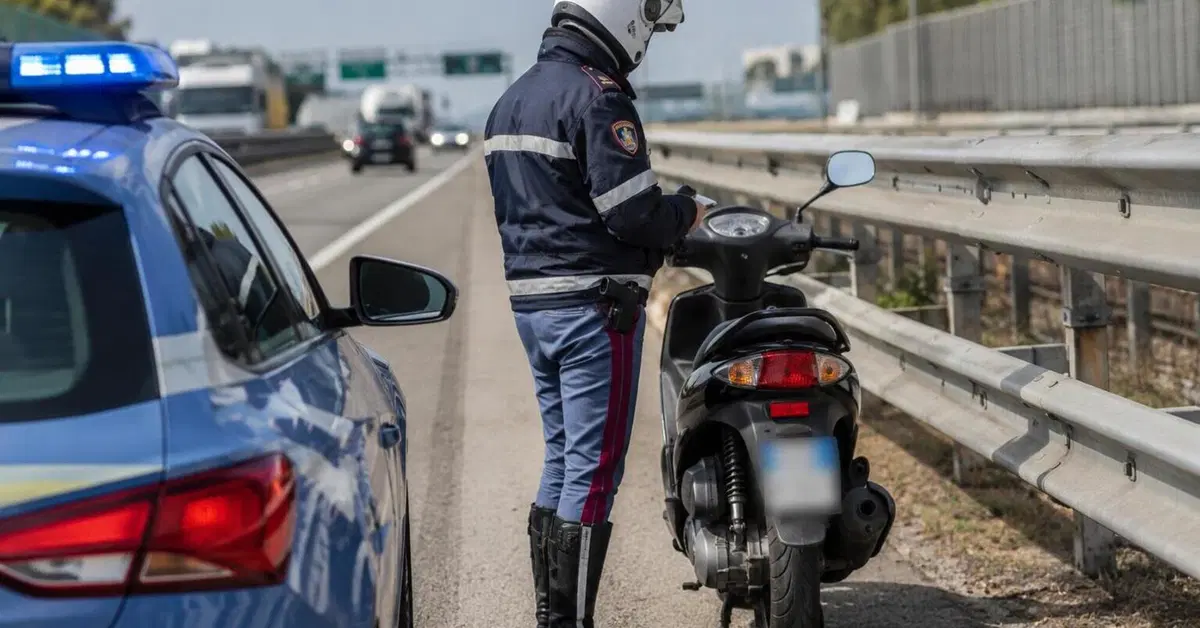 Motorino in autostrada sulla A14: fermato dalla Polizia Stradale, scatta la multa. Ecco cosa prevede il Codice della Strada