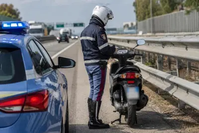 Motorino in autostrada sulla A14: fermato dalla Polizia Stradale, scatta la multa. Ecco cosa prevede il Codice della Strada