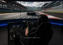 Simracing Weekly: 3 Agosto 2026 - MOZA Sbarca su PlayStation, LeMans Ultimate ed il nuovo sistema di penalità, RaceRoom si allarga con il DTM 2026, nuove periferiche e molto altro 