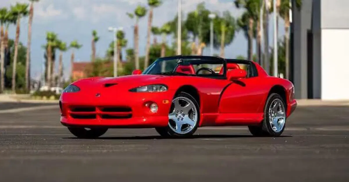 La Dodge Viper di Pamela Anderson va all'asta, ma potrebbe valere meno di un esemplare qualsiasi