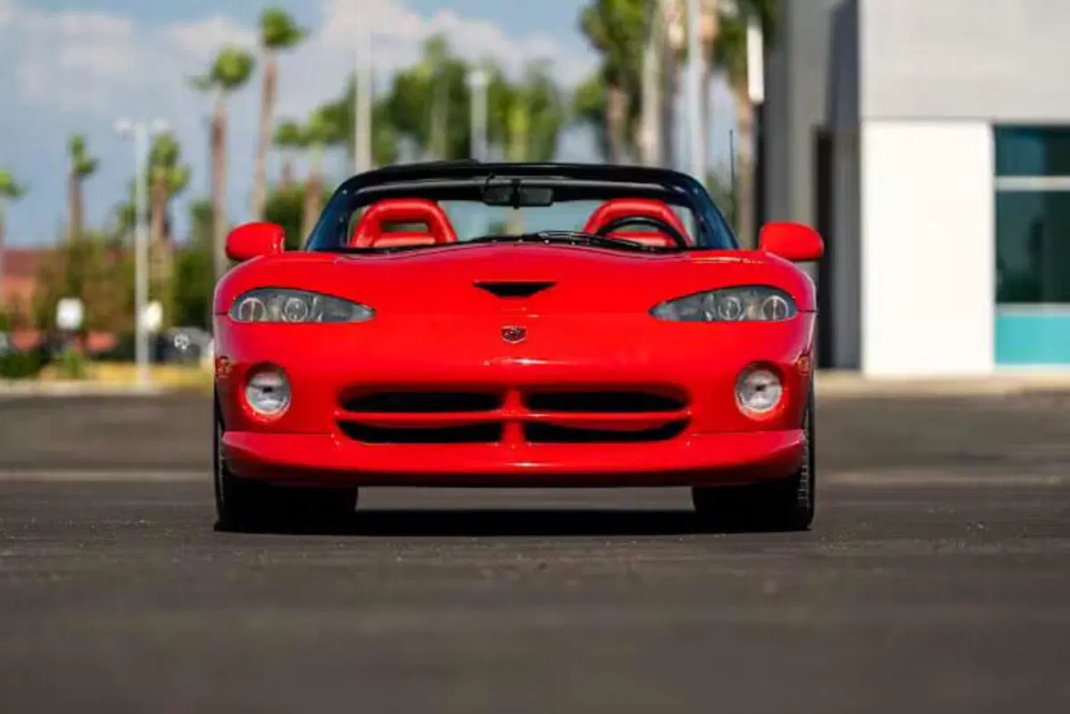 La Dodge Viper di Pamela Anderson va all'asta, ma potrebbe valere meno di un esemplare qualsiasi