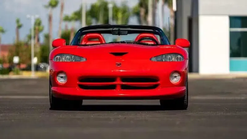 La Dodge Viper di Pamela Anderson va all'asta, ma potrebbe valere meno di un esemplare qualsiasi