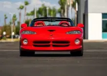 La Dodge Viper di Pamela Anderson va all'asta, ma potrebbe valere meno di un esemplare qualsiasi