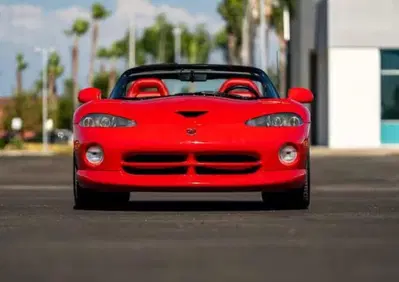 La Dodge Viper di Pamela Anderson va all'asta, ma potrebbe valere meno di un esemplare qualsiasi