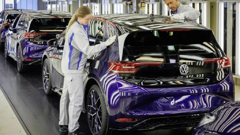La crescita, la concorrenza locale, il crollo: perch&eacute; i problemi di Volkswagen dipendono dalla Cina