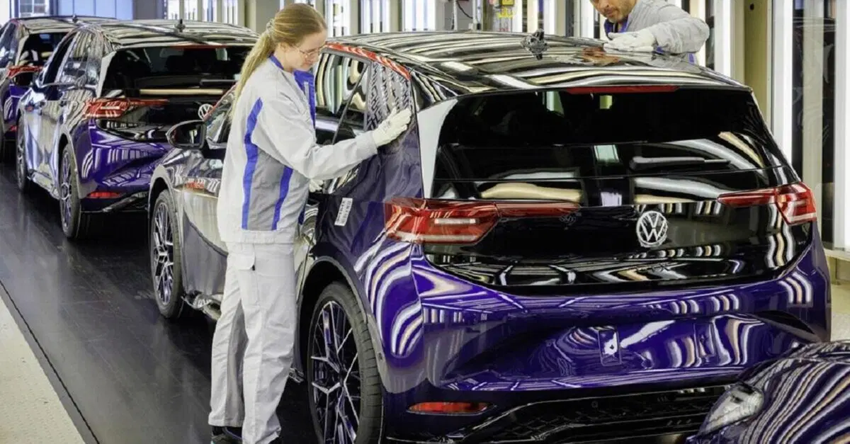 La crescita, la concorrenza locale, il crollo: perch&eacute; i problemi di Volkswagen dipendono dalla Cina