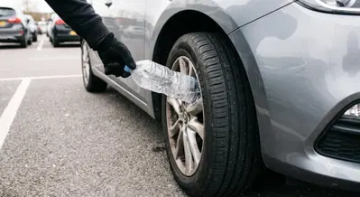 La truffa della bottiglietta: il finto guasto e il colpo in pochi secondi, come difendersi
